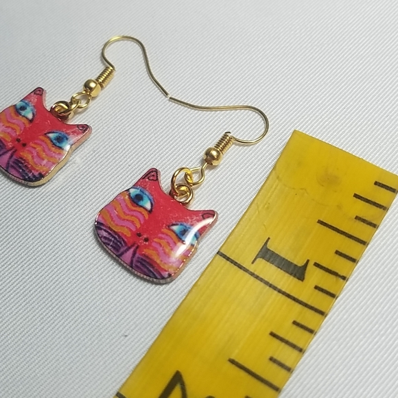 Cat Face Dangle Earrings - Picture 5 of 5
